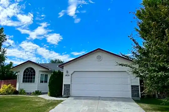 1835 W Crown Pointe Ave Photo 1