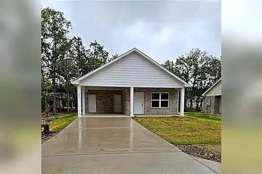 1004 Woodland Dr Photo 1