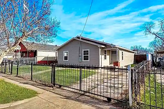 4938 Ash Ln Photo 2