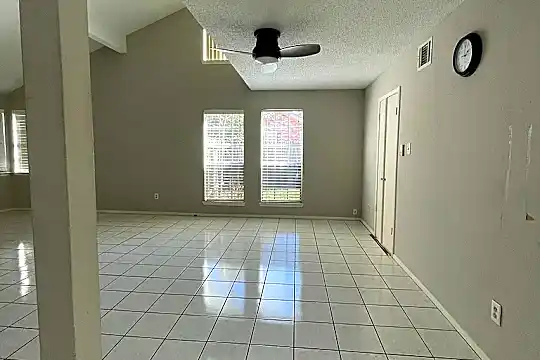 3410 Woodstream Pl Photo 2