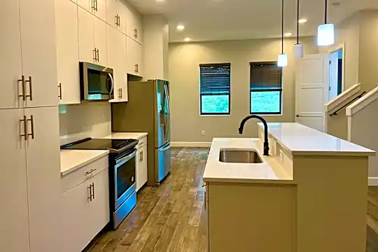 1325 W Fig St Photo 2