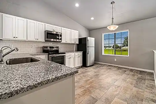 108 MacKenzie St Photo 2