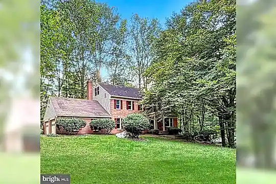 5704 Captain Jones Ct Photo 2
