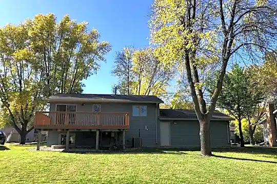 317 23rd St SE Photo 2