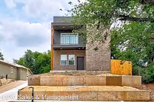 1138 N Blackwelder Ave Photo 2