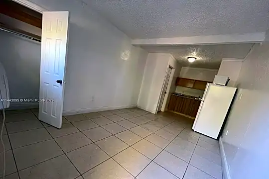 633 NW 15th Ave #8 Photo 2
