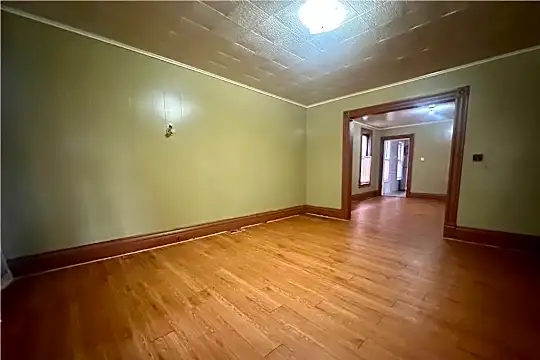 381 Riley St Photo 2