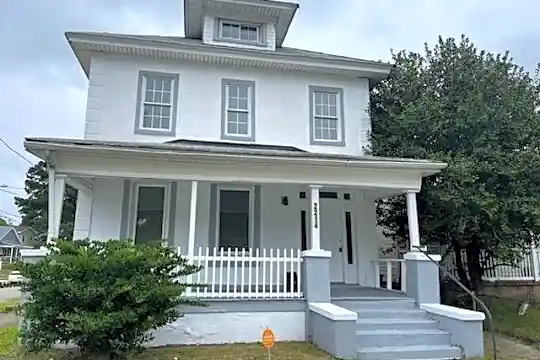 2214 Marshall Ave Photo 1