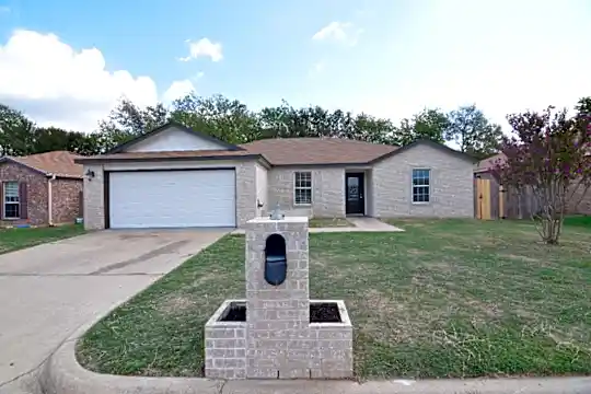 1813 Liberty Hill Dr Photo 1