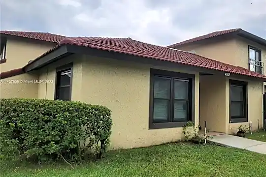 428 Hunter Cir #428 Photo 1