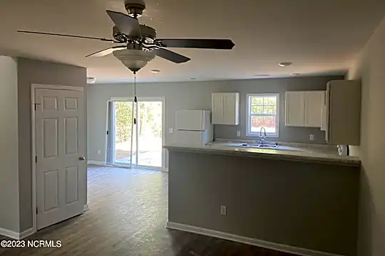 226 Jordan Ln Photo 2