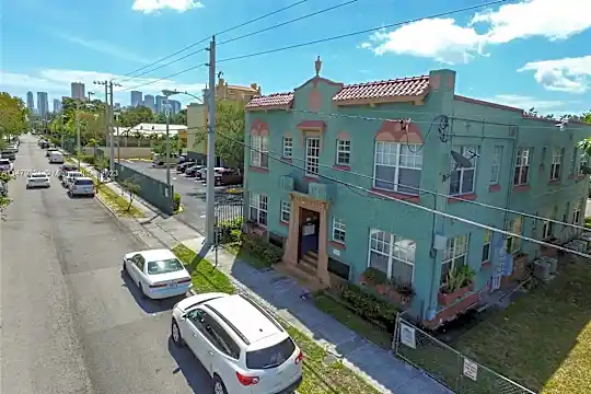 978 NW 3rd St #1 Photo 2