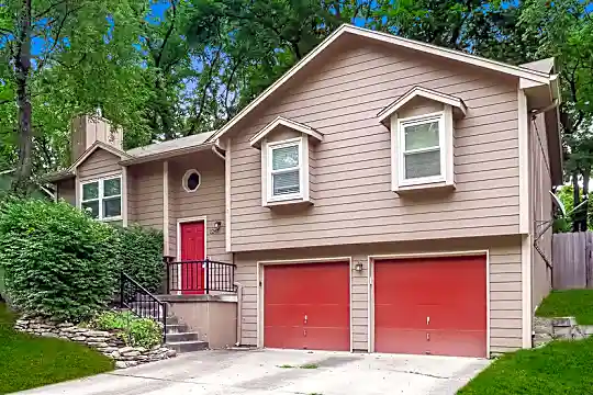 1267 Ne Tudor Rd Photo 2