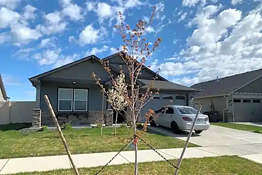 679 W Brundage Way Photo 1
