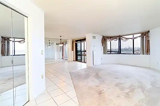 1105 Harmon Cove Tower Photo 2