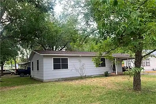 1402 Water St Photo 2