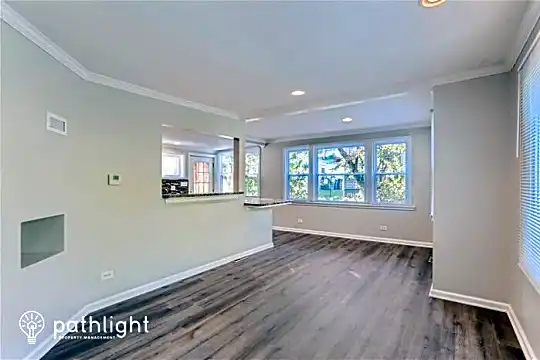 504 E Oak St Photo 2