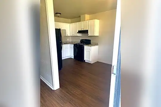 Charl Ann Apartments Photo 1