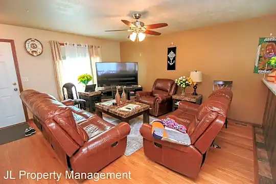 605 N Daisy Ave Photo 2