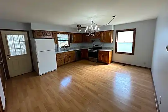 444 S Batavia Ave Photo 2