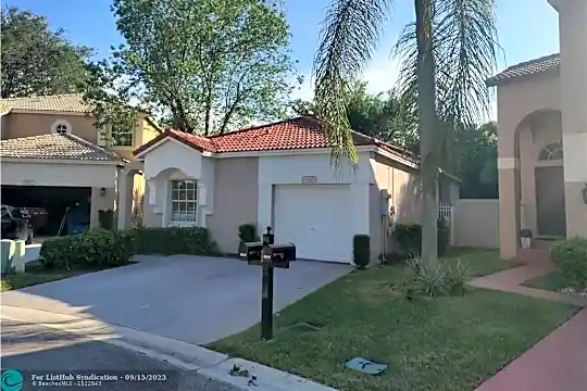 5845 Eagle Cay Cir Photo 1