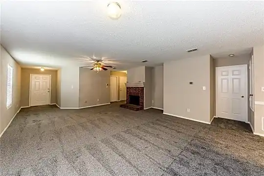 4504 Green Meadow Dr Photo 2