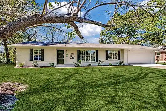 211 Joe White St Photo 1