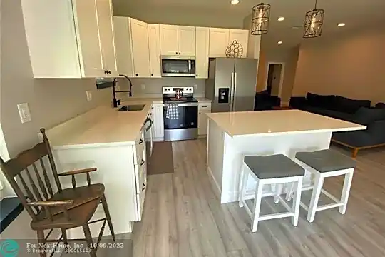 739 NW 15th Ave Photo 2