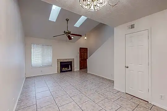 208 Shawnee Ct SE Photo 2