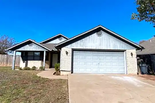3909 SW Wolf St Photo 1