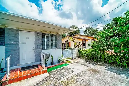 57 SW 51st Ct #4 Photo 1