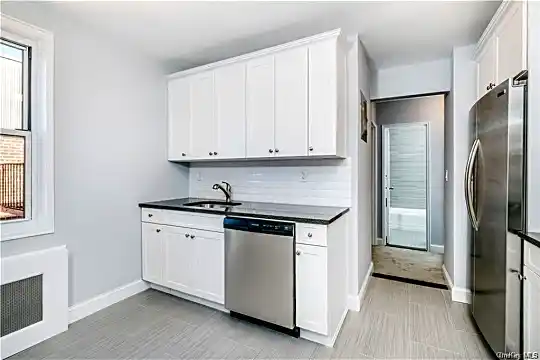 5 Sadore Ln #4L Photo 2