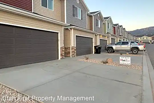 3044 175 E St Photo 2