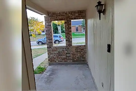4913 Freeport Dr Photo 2
