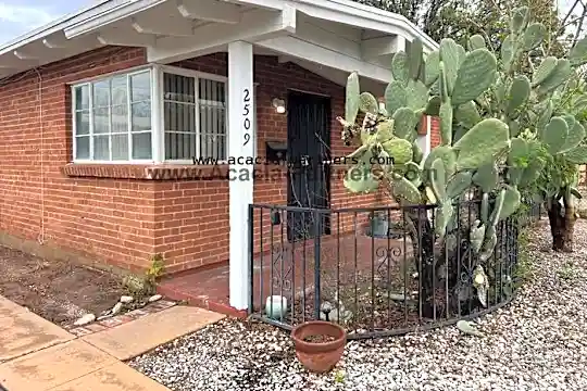 2509 E Linden St Photo 2