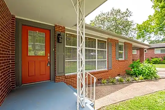 1110 Elaine Trail Photo 2