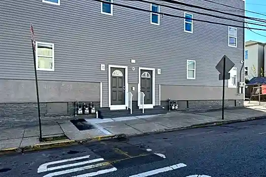 558 Court St #1R Photo 1