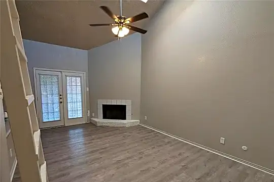 5750 Phoenix Dr #8 Photo 2