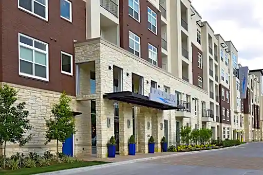 Vargos On The Lake Apartments and Townhomes Photo 2