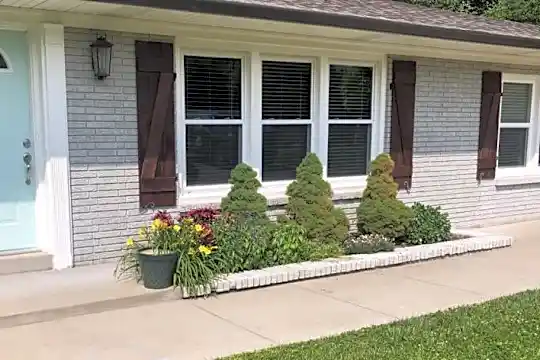 1015 Harmony Ln Photo 2