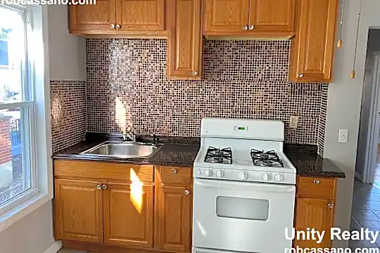 387 Salem St Photo 2