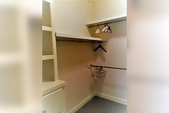 walk-in closet.jpg