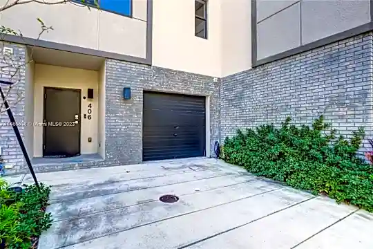 406 SE 1st Ct #406 Photo 2