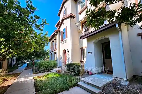 1028 Thyme Walkway Photo 1