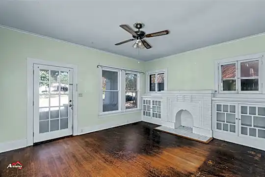 561 Forest Ave Photo 2