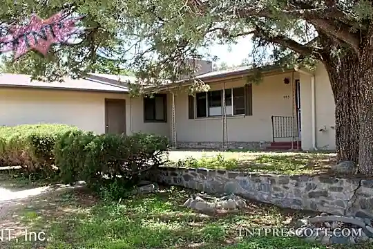903 Green Ln Photo 2