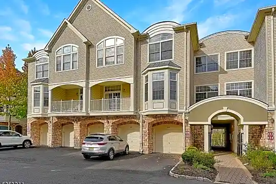 608 Kensington Ln Photo 2