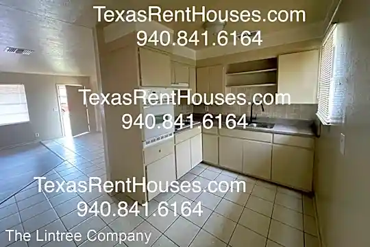 1412 Phoenix Dr Photo 2