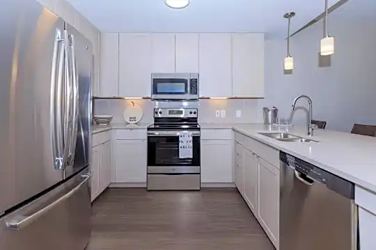 400 Park Ave Photo 1