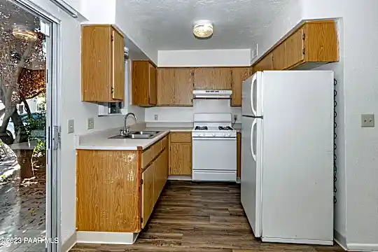 355 Country Club Cir #2 Photo 2